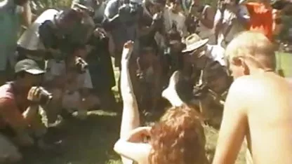 ستاره فیلم قابل مشاهده است در فیلم سوپر صد در صد تمام شکوه و عظمت آن در طول, رقص برهنه داغ, در جبهه نیرومند و درشت هیکل سینه از