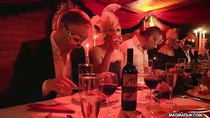 از فیلم سوپر زن و شوهر کلیسا, دختر نشان داد یک عکس از زنان خواهر او عریانی و